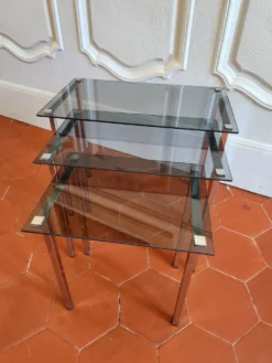 3 tables gigognes des années 70 en verre fumé