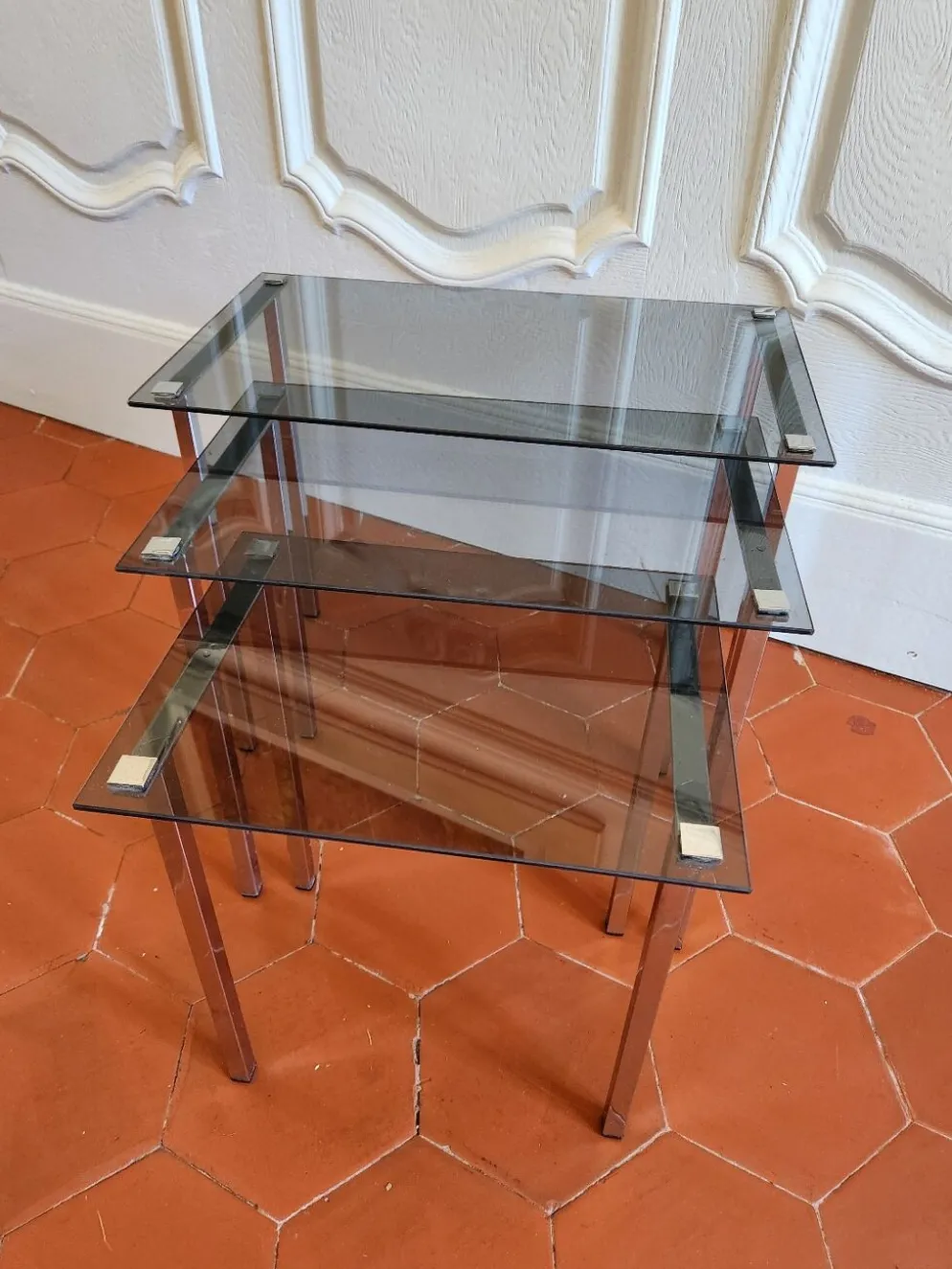 3 tables gigognes des années 70 en verre fumé