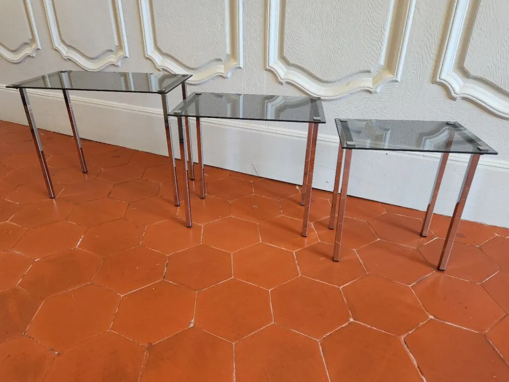 3 tables gigognes des années 70 en verre fumé
