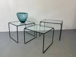 3 tables gigognes en acier et verre de style moderniste italien, années 1970