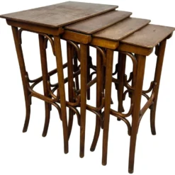 Tables gigognes en bois courbé par Thonet