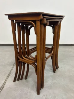 Tables gigognes en bois courbé par Thonet