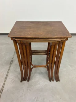 Tables gigognes en bois courbé par Thonet