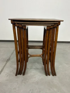 Tables gigognes en bois courbé par Thonet