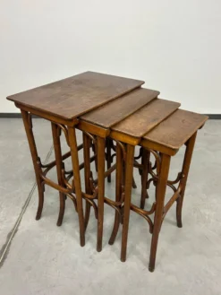 Tables gigognes en bois courbé par Thonet