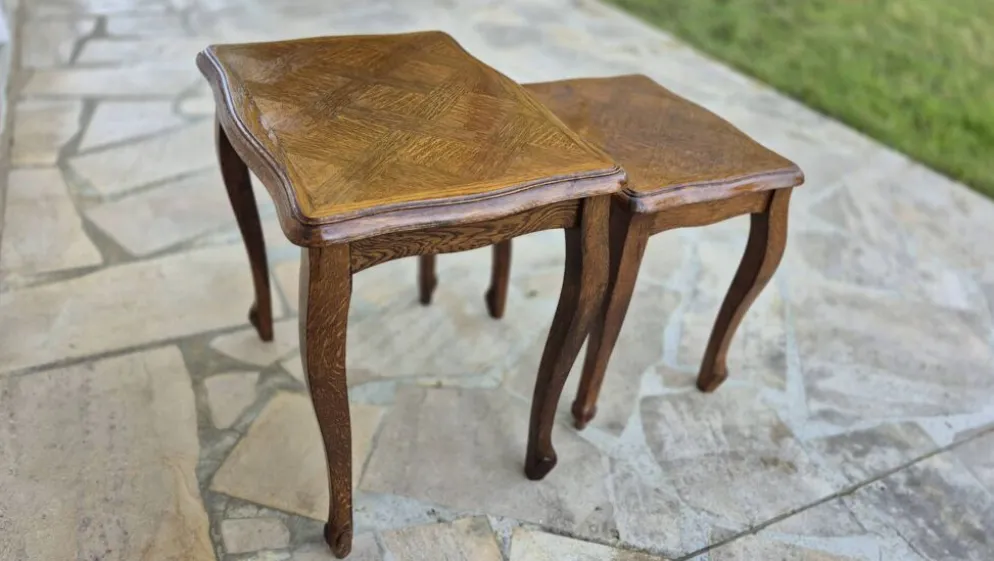 2 tables gigognes en bois massif style Louis XV