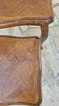 2 tables gigognes en bois massif style Louis XV