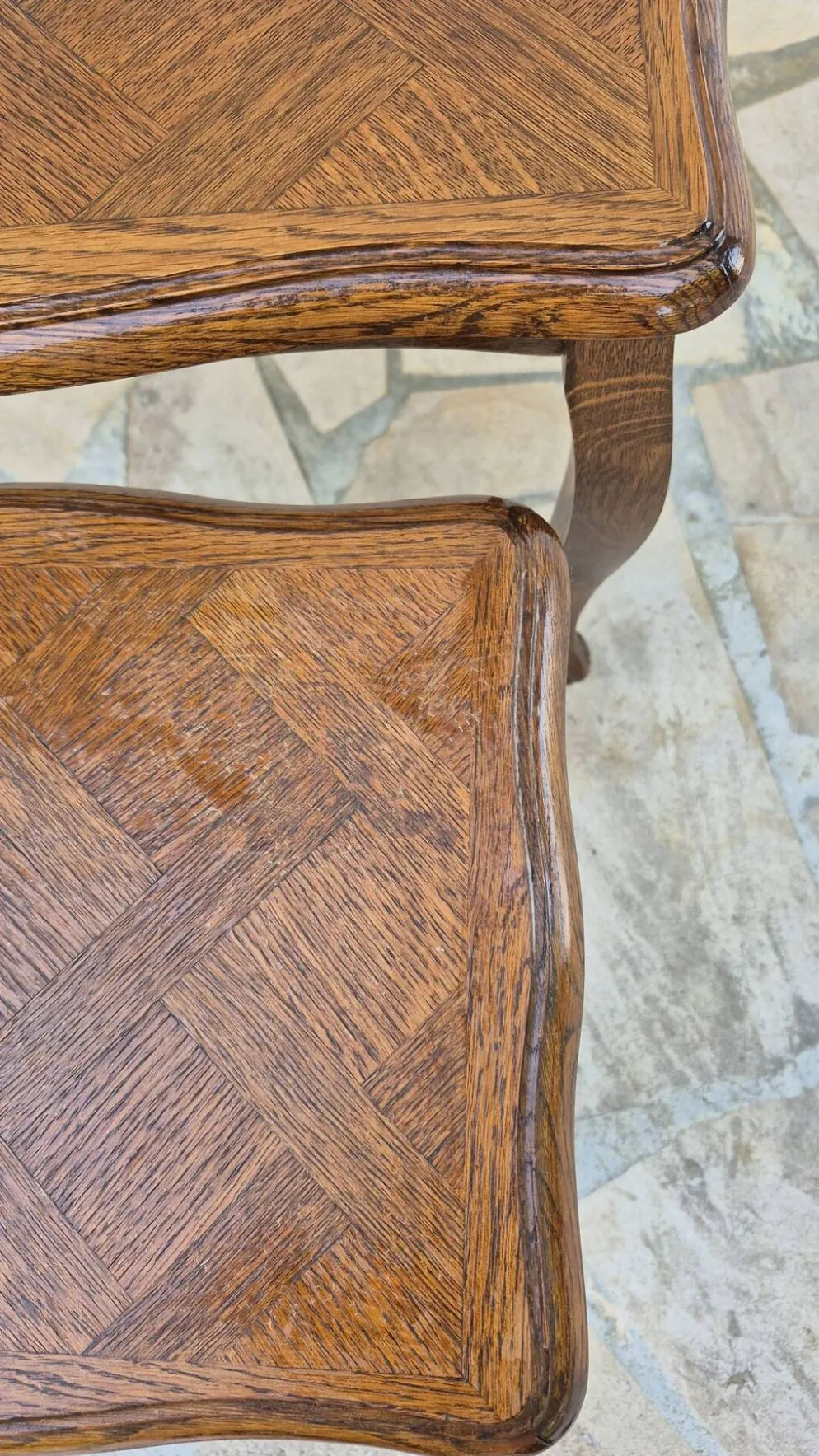 2 tables gigognes en bois massif style Louis XV