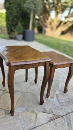 2 tables gigognes en bois massif style Louis XV