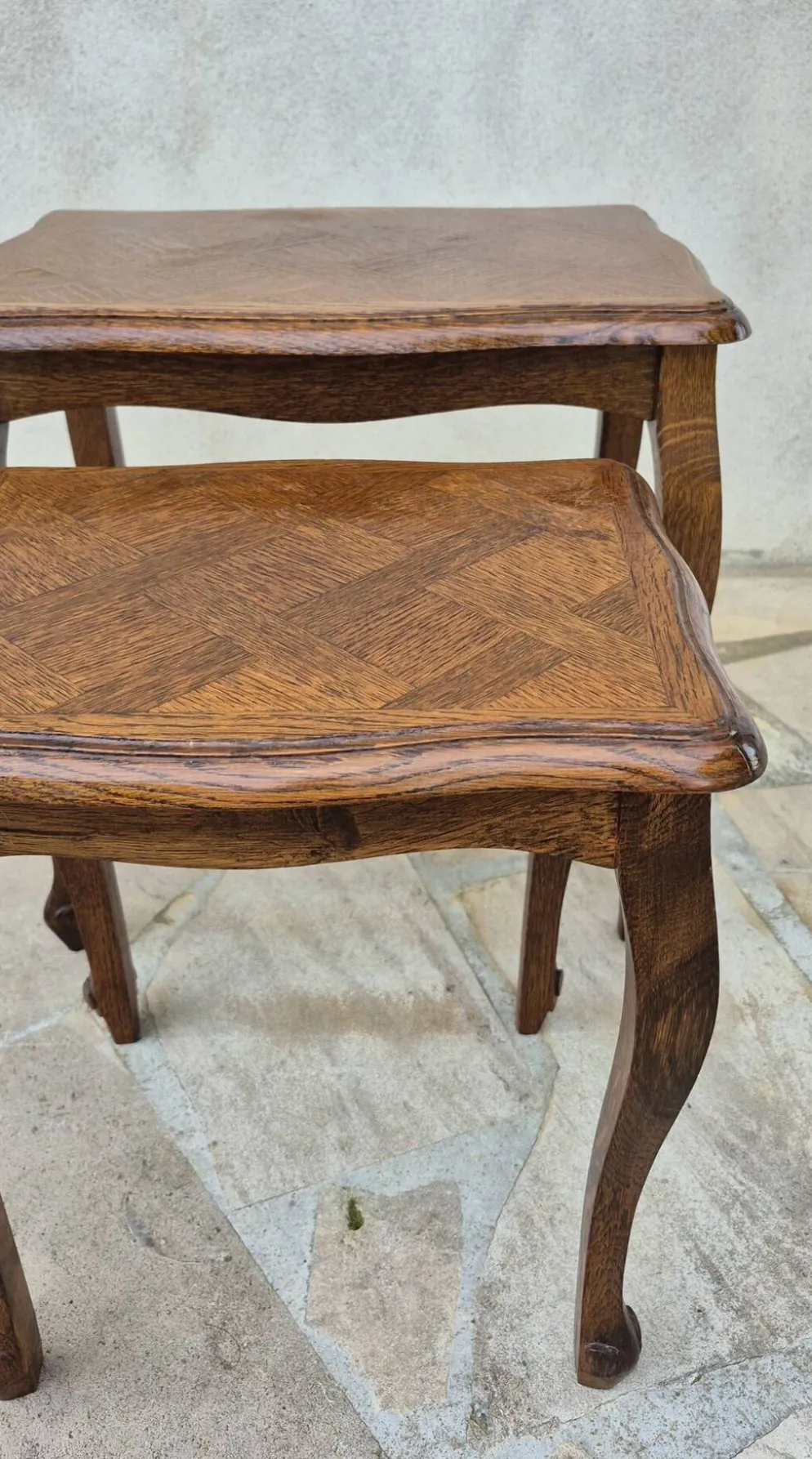 2 tables gigognes en bois massif style Louis XV