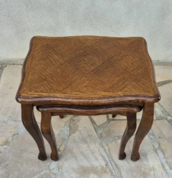 2 tables gigognes en bois massif style Louis XV