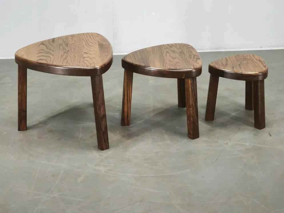 Tables gigognes en chêne massif, milieu du siècle, tchécoslovaques des années 1960, ensemble de trois.