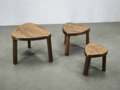 Tables gigognes en chêne massif, milieu du siècle, tchécoslovaques des années 1960, ensemble de trois.