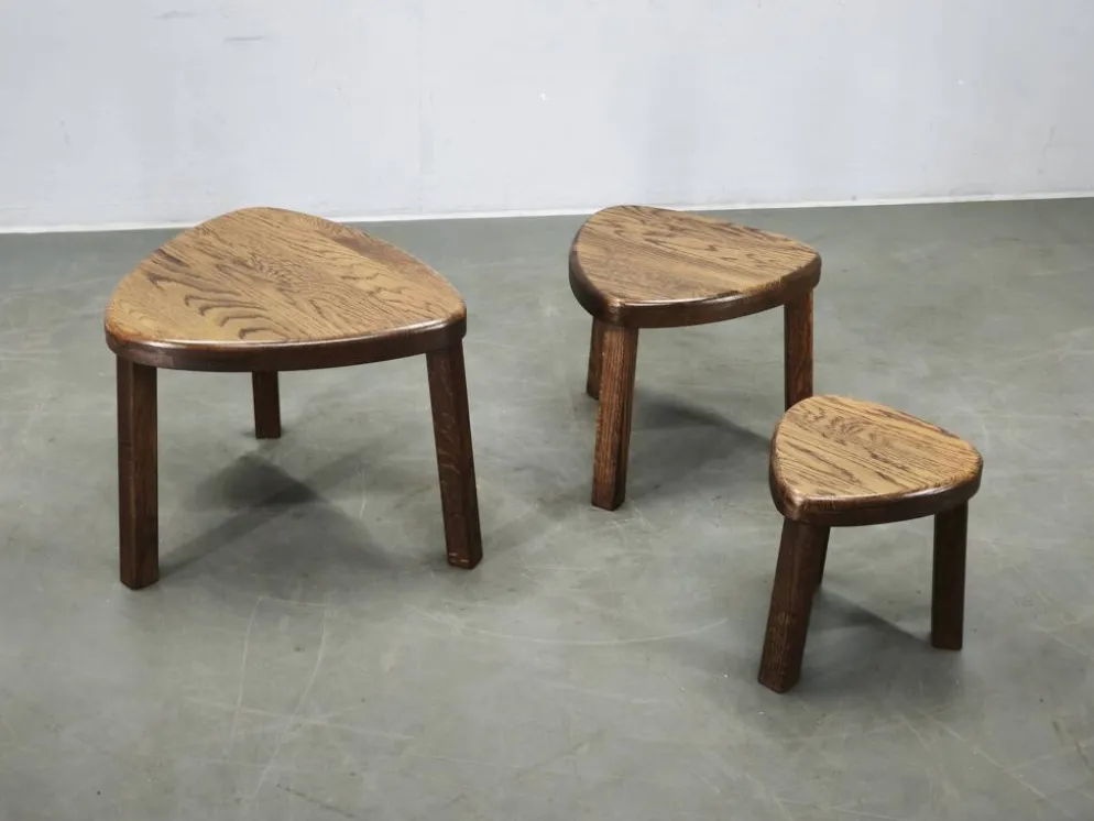 Tables gigognes en chêne massif, milieu du siècle, tchécoslovaques des années 1960, ensemble de trois.
