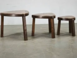 Tables gigognes en chêne massif, milieu du siècle, tchécoslovaques des années 1960, ensemble de trois.