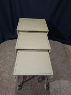 Tables gigognes en fer patine