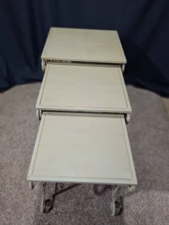 Tables gigognes en fer patine