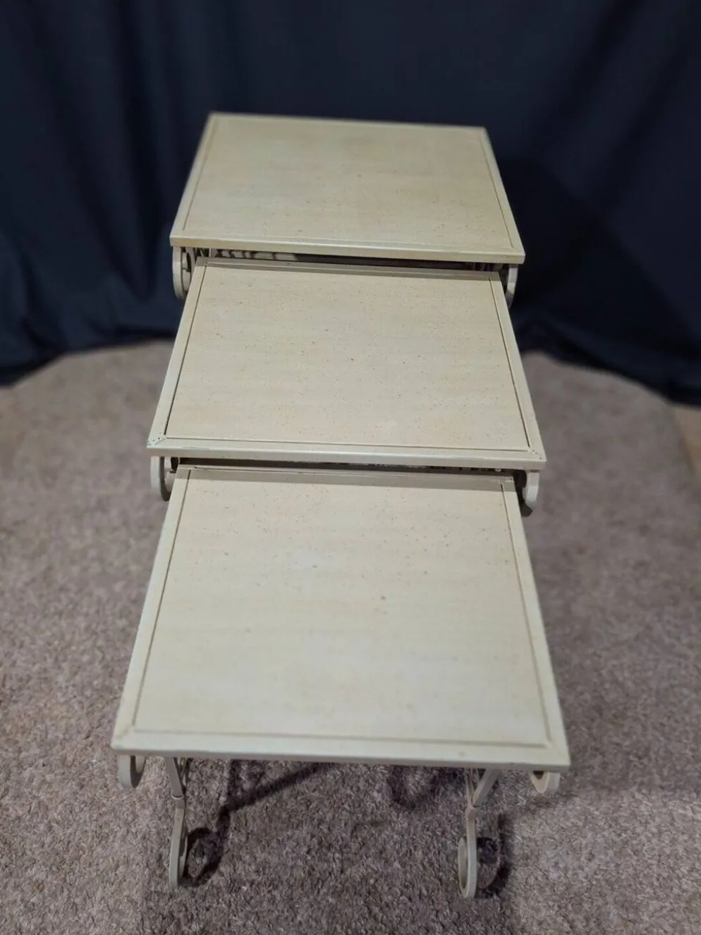 Tables gigognes en fer patine