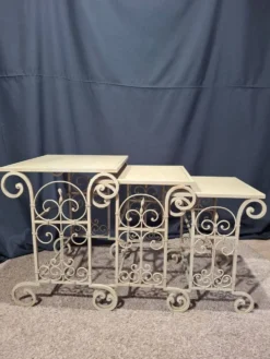 Tables gigognes en fer patine