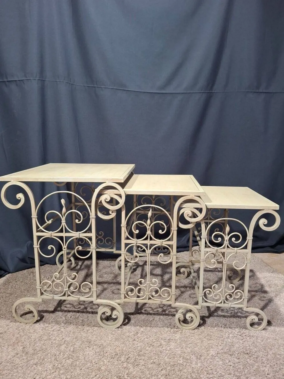 Tables gigognes en fer patine