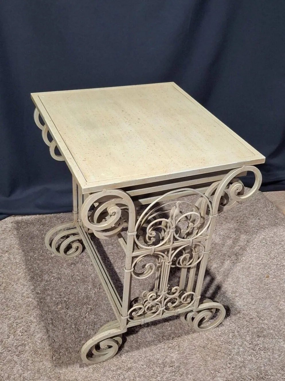 Tables gigognes en fer patine