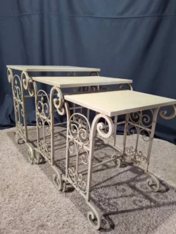 Tables gigognes en fer patine