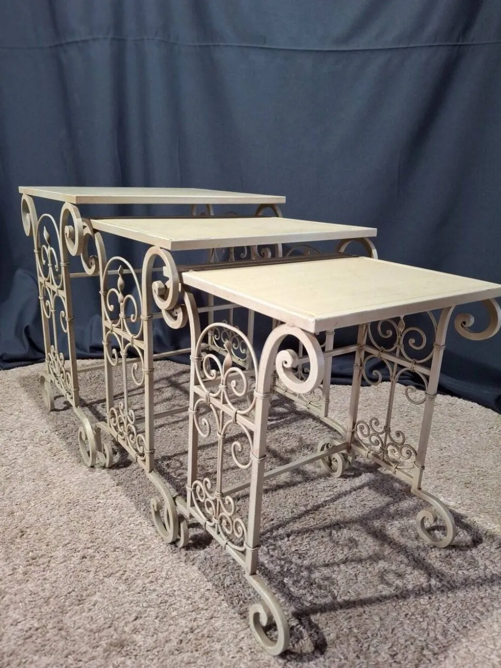 Tables gigognes en fer patine