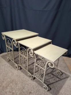 Tables gigognes en fer patine