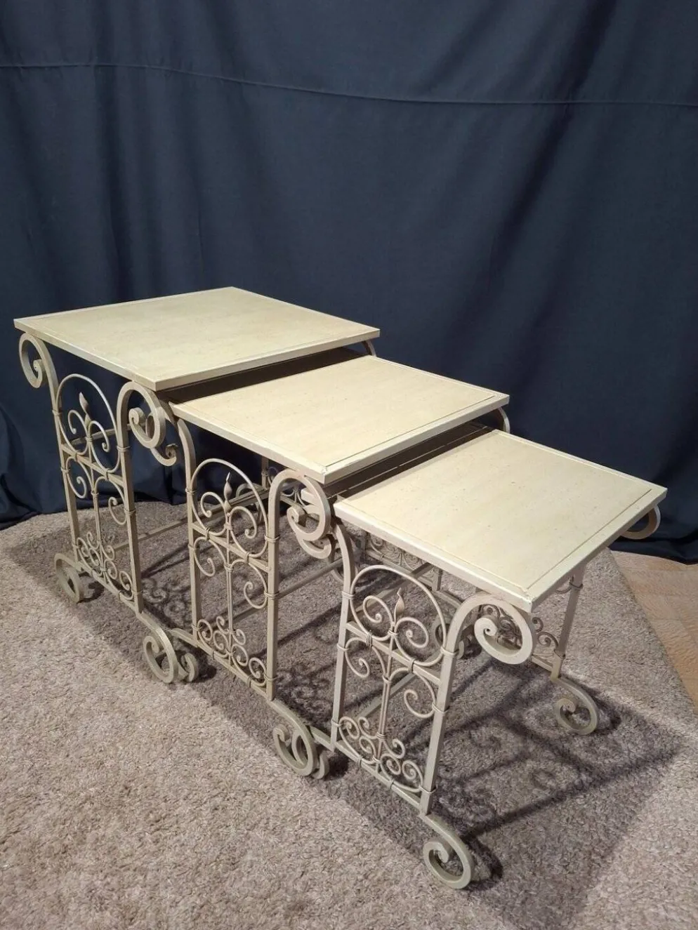 Tables gigognes en fer patine