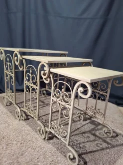 Tables gigognes en fer patine