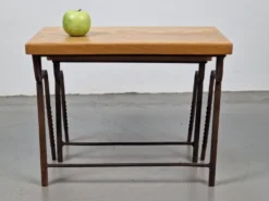 Tables gigognes en fonte brut et chêne, années 1970, ensemble de 2