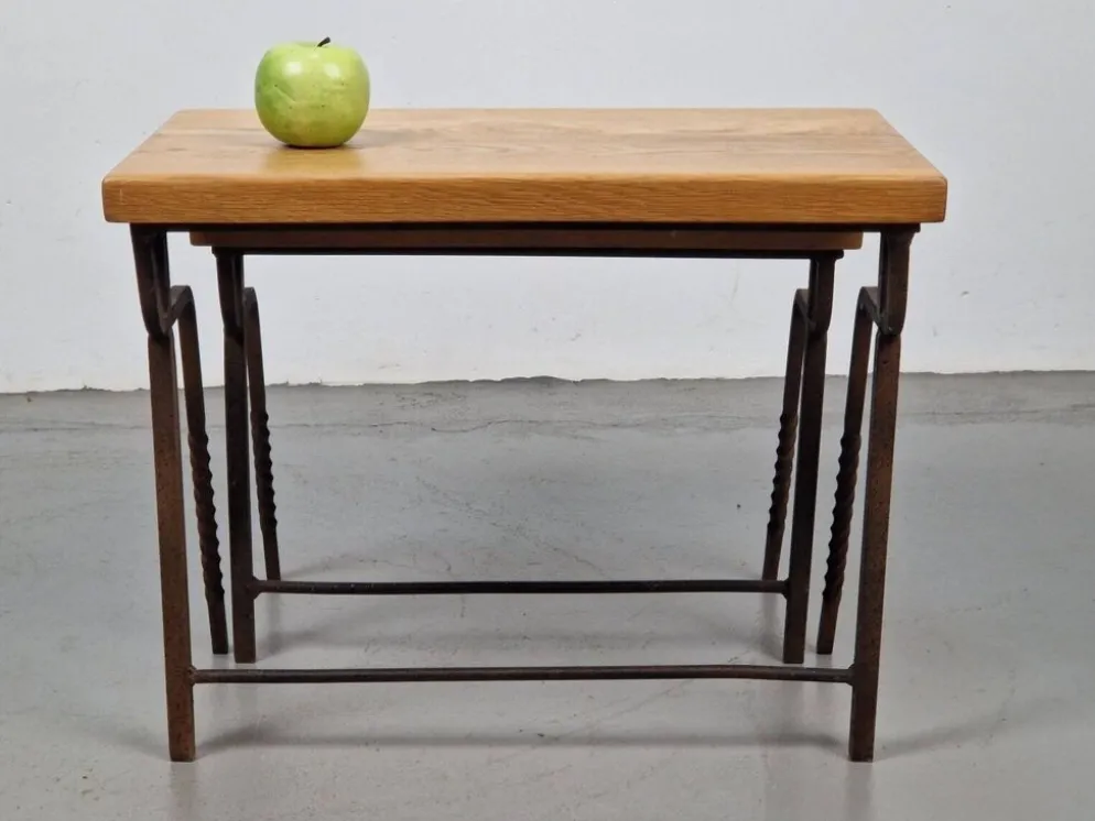 Tables gigognes en fonte brut et chêne, années 1970, ensemble de 2