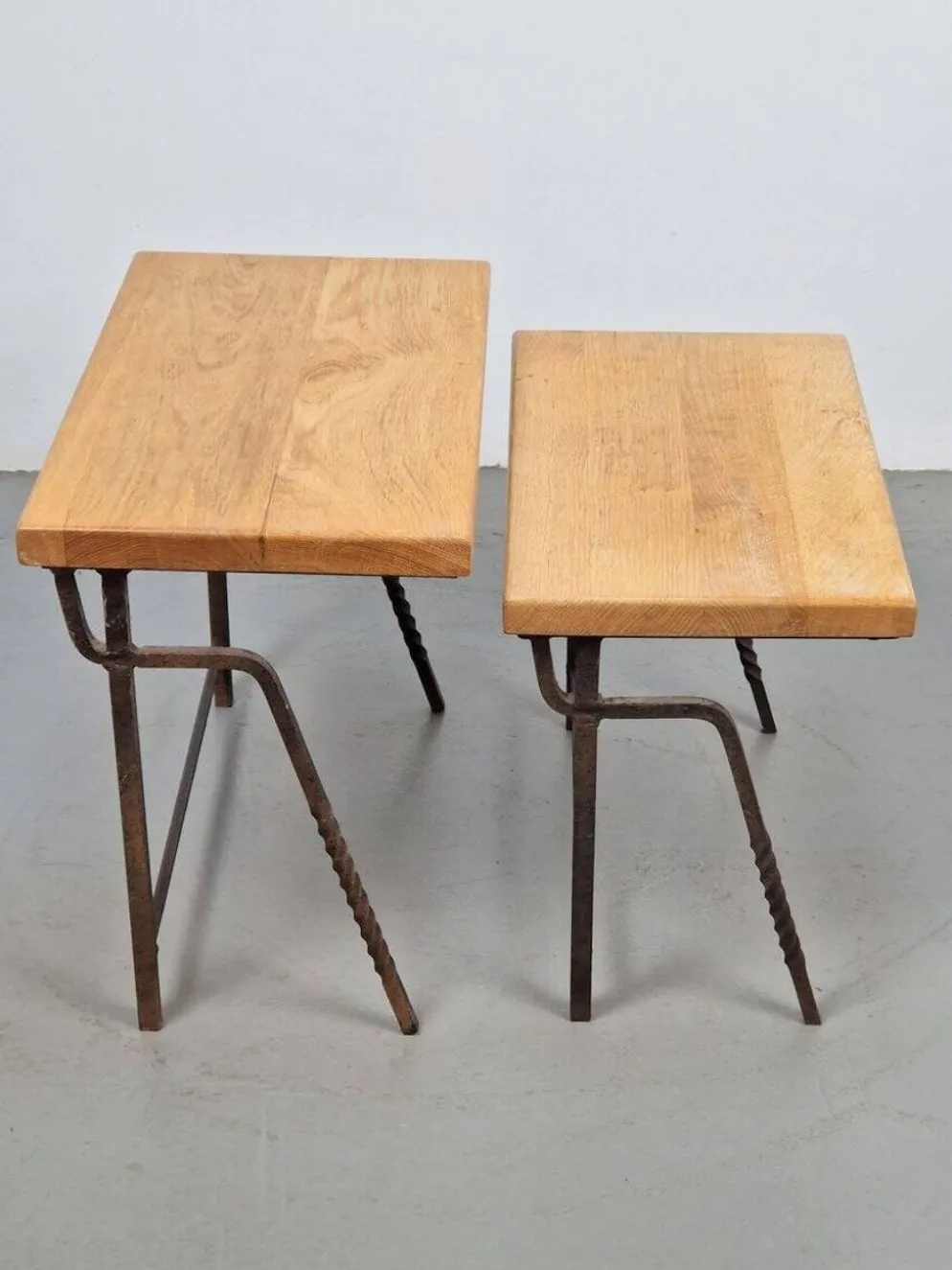 Tables gigognes en fonte brut et chêne, années 1970, ensemble de 2
