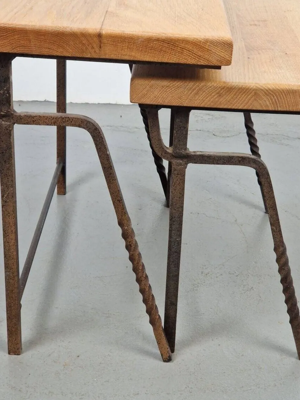 Tables gigognes en fonte brut et chêne, années 1970, ensemble de 2