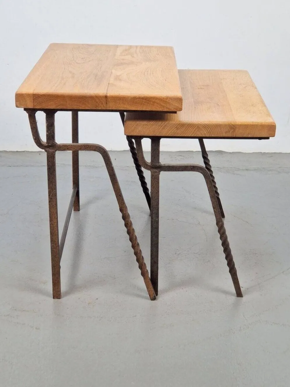 Tables gigognes en fonte brut et chêne, années 1970, ensemble de 2
