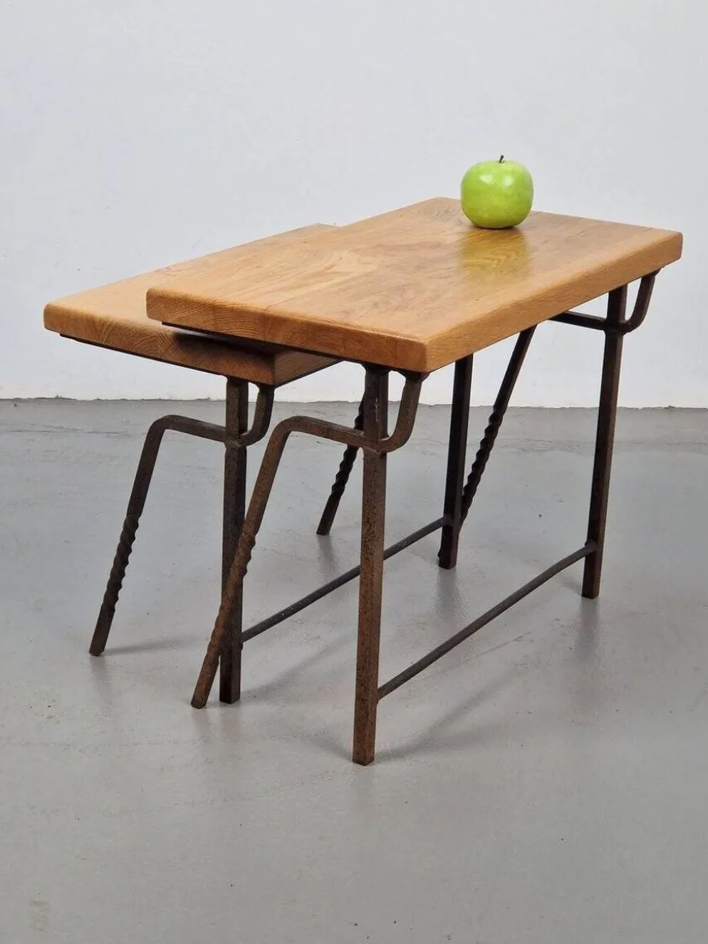 Tables gigognes en fonte brut et chêne, années 1970, ensemble de 2