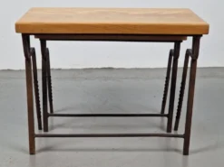 Tables gigognes en fonte brut et chêne, années 1970, ensemble de 2