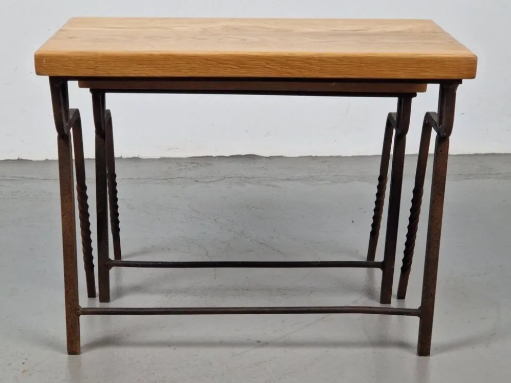 Tables gigognes en fonte brut et chêne, années 1970, ensemble de 2