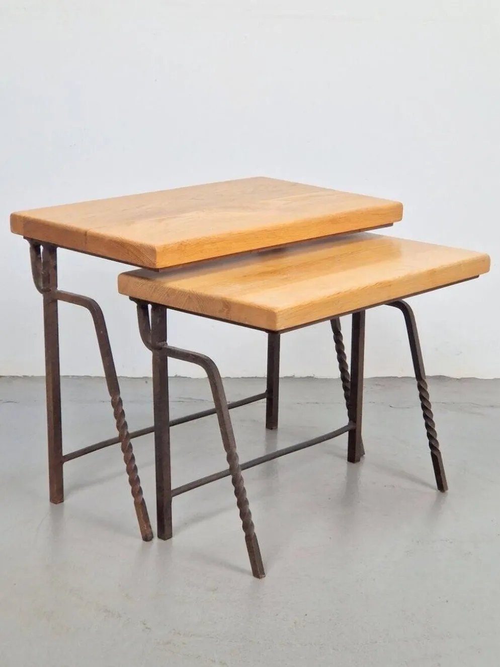 Tables gigognes en fonte brut et chêne, années 1970, ensemble de 2