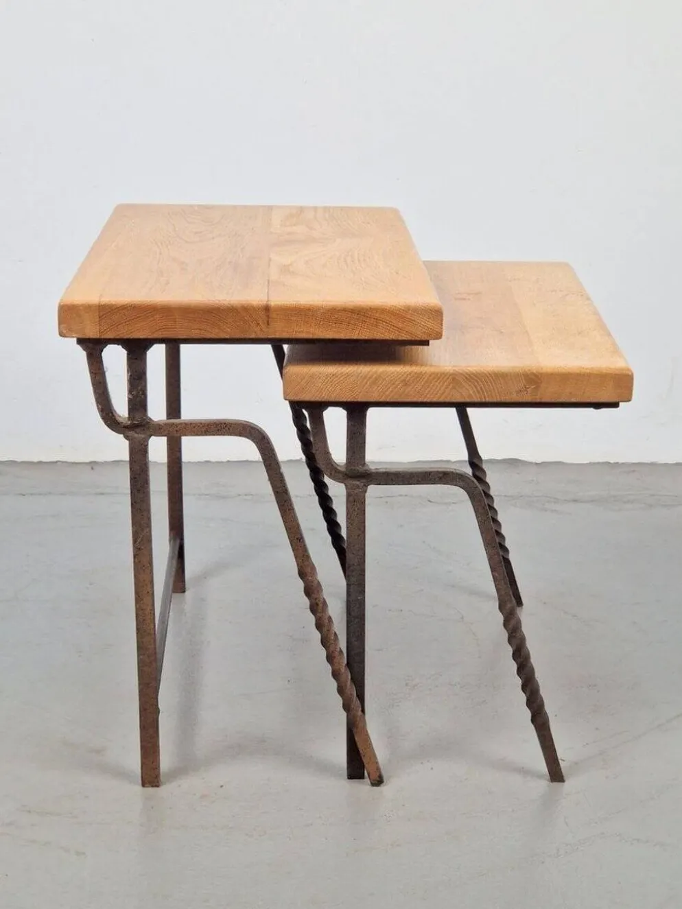 Tables gigognes en fonte brut et chêne, années 1970, ensemble de 2