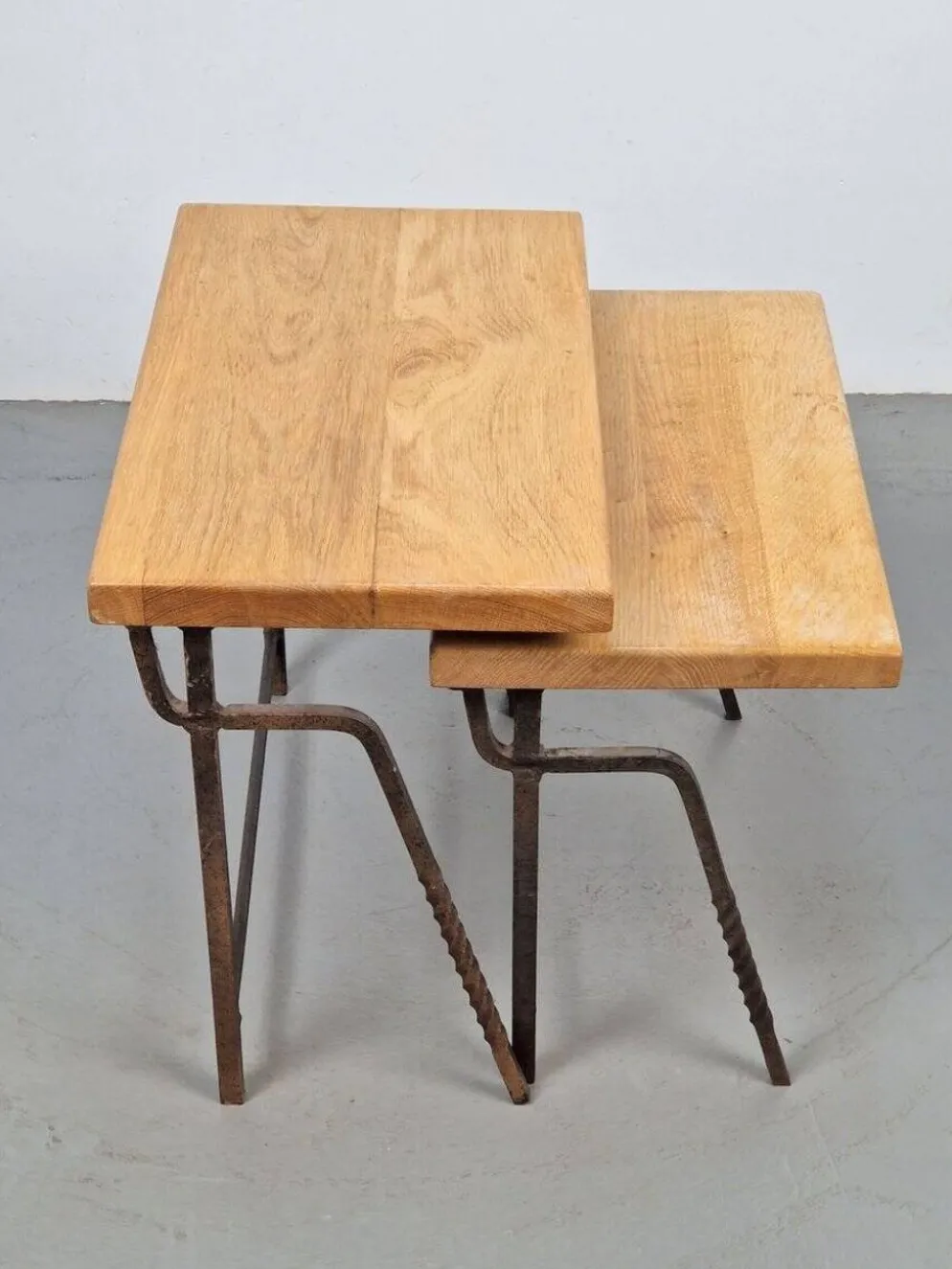 Tables gigognes en fonte brut et chêne, années 1970, ensemble de 2