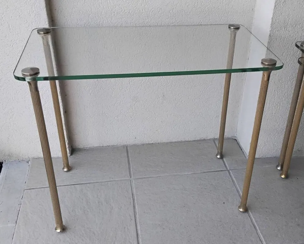 Tables gigognes en laiton et verre