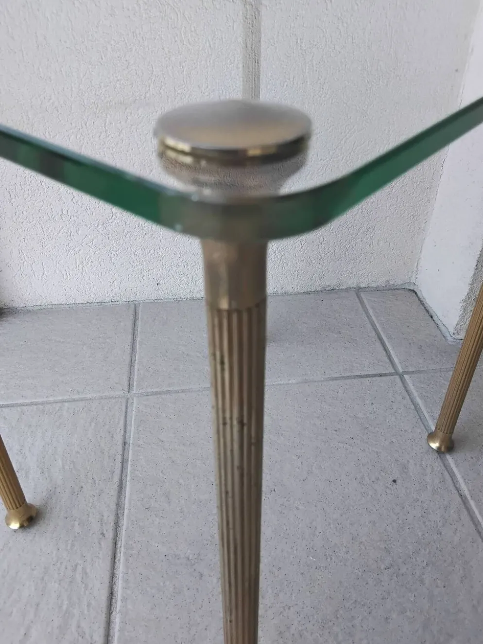 Tables gigognes en laiton et verre