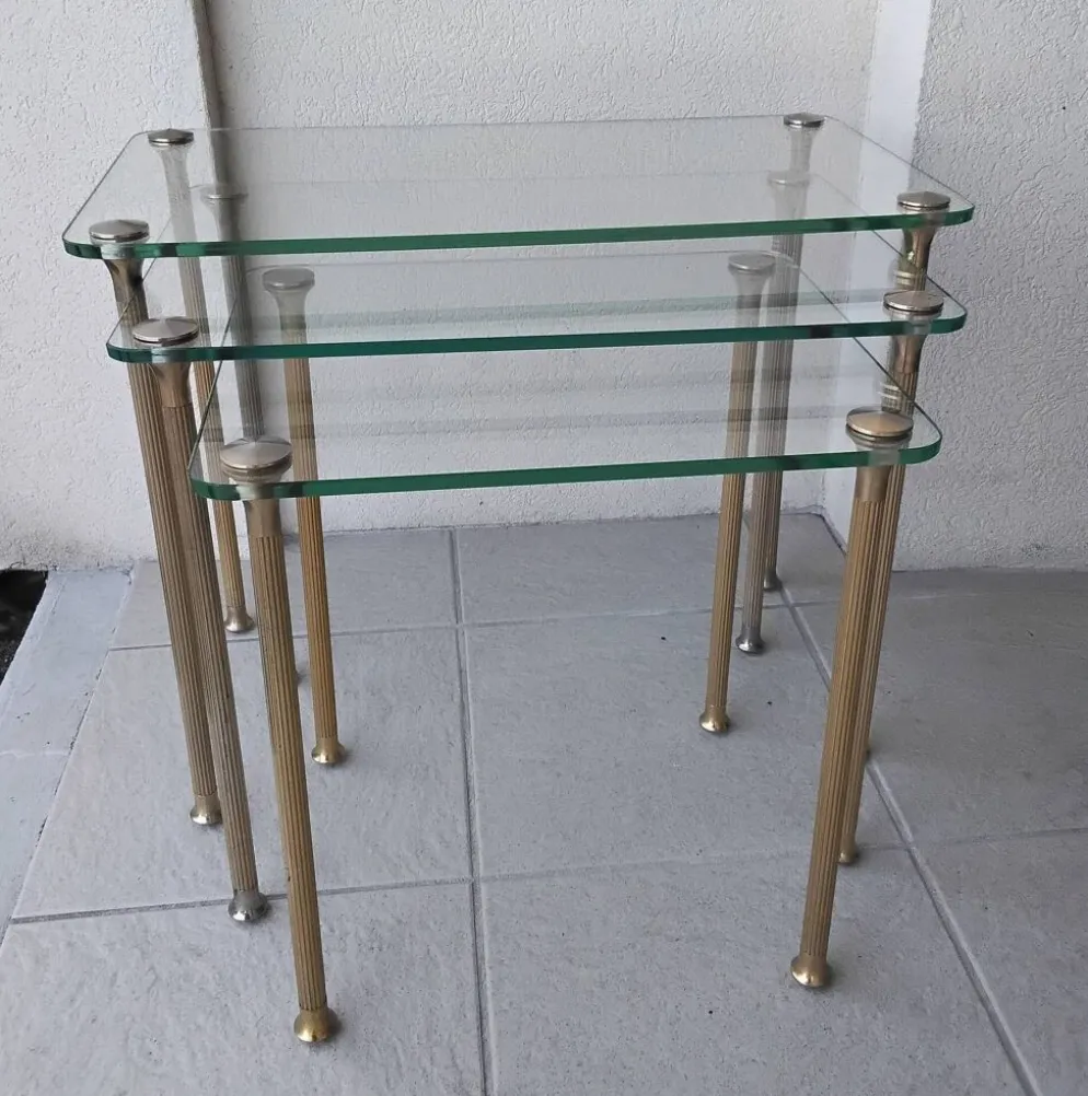 Tables gigognes en laiton et verre