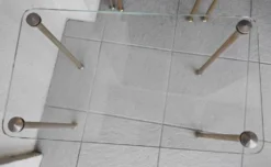 Tables gigognes en laiton et verre
