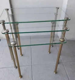 Tables gigognes en laiton et verre