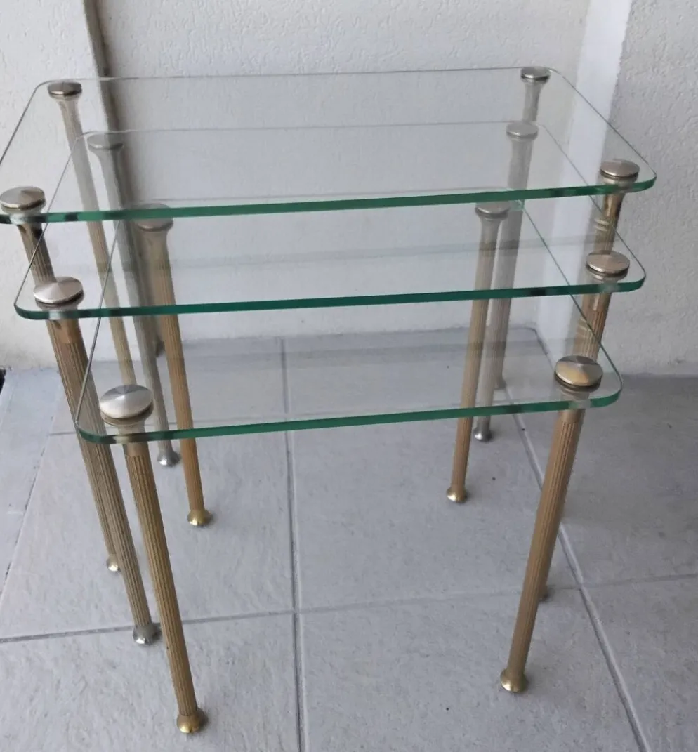 Tables gigognes en laiton et verre