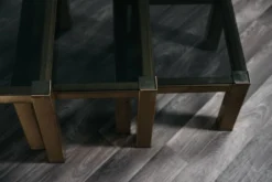 3 tables gigognes en laiton et verre fumé style Hollywood Regency, années 1970