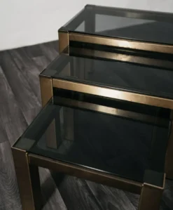 3 tables gigognes en laiton et verre fumé style Hollywood Regency, années 1970