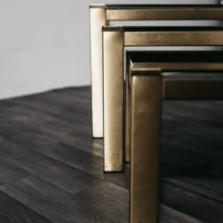 3 tables gigognes en laiton et verre fumé style Hollywood Regency, années 1970